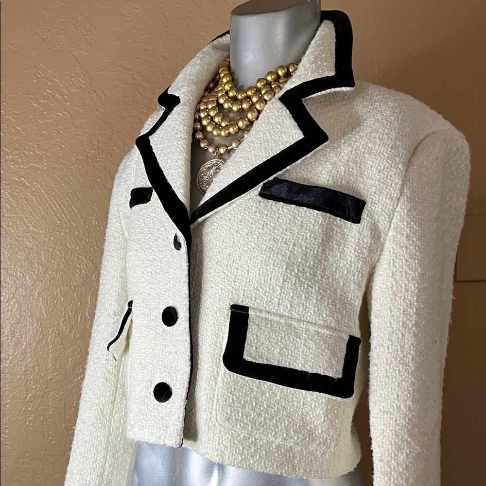 Elegant  Tweed Cream & Black Blazer.  SZ L